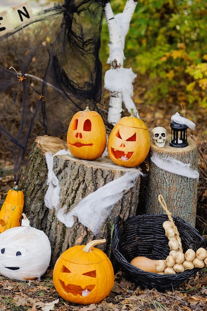 Foto halloween-pompoen met decoratie in het bos.