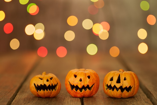 Halloween-pompoen op een bokeh steekt achtergrond aan