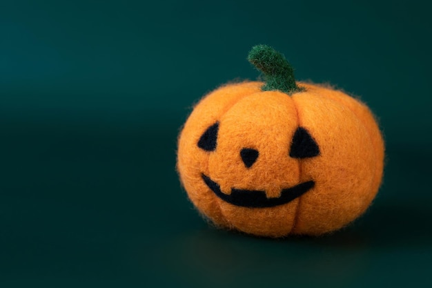 Halloween-pompoen op een groene close-up als achtergrond