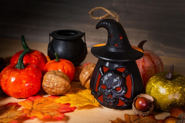 Halloween pompoen op houten tafel voor een spookachtige achtergrond stilleven