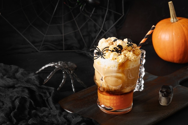 Halloween pompoen spice latte koffie met slagroom versierde schedels