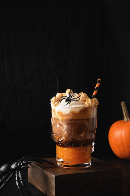 Halloween pompoen spice latte koffie met slagroom versierde schedels