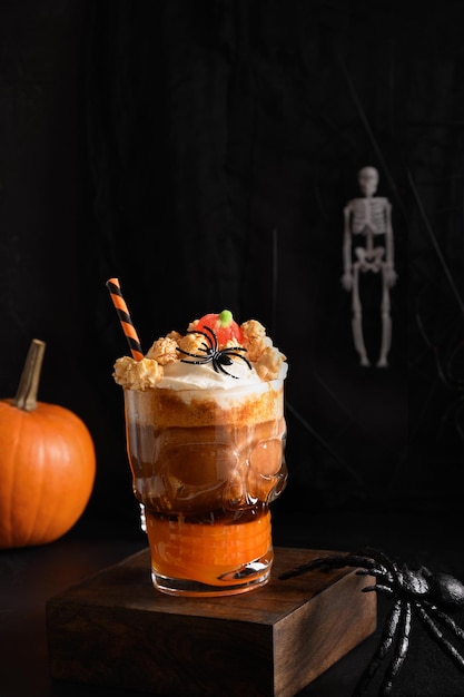 Halloween pompoen spice latte koffie met slagroom versierde schedels