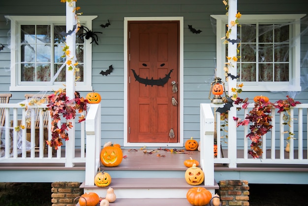 Halloween-pompoenen en decoratie buiten een huis