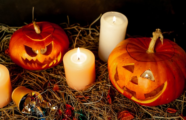 Halloween-pompoenen en kaarsen op een donkere ruimte