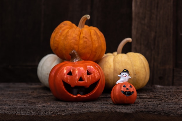 Halloween-pompoenen en kaarsen op houten