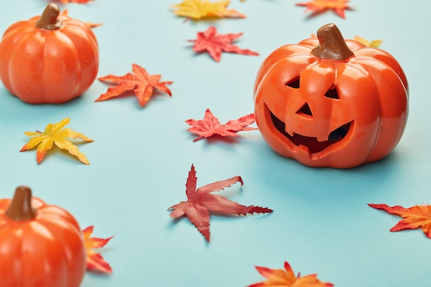 Halloween-pompoenen met de herfstbladeren