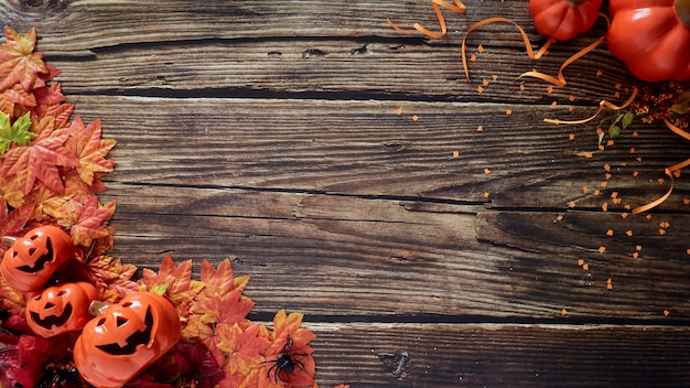 Halloween pompoenen met herfst herfstbladeren over houten