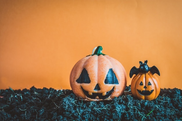 Halloween-pompoenen op grond