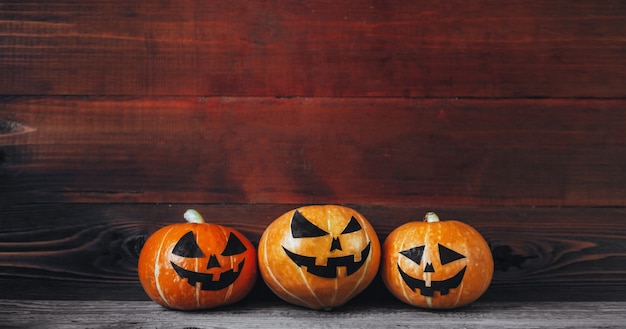 Halloween-pompoenen op hout