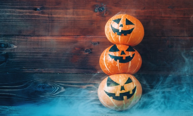 Halloween-pompoenen op hout