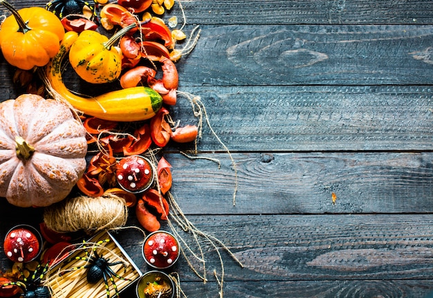 Halloween-pompoenen, op houten achtergrond