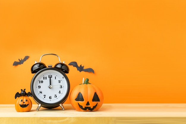 Halloween-pompoenen op houten lijst