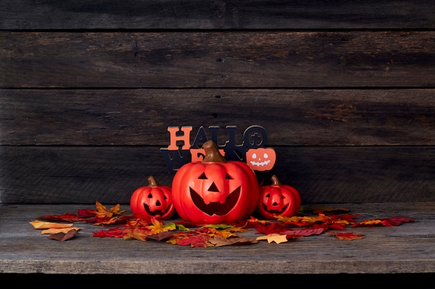 Foto halloween-pompoenlantaarn. trick or treat op een houten tafel