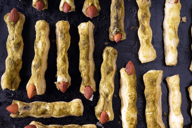 Pasta sfoglia di halloween e biscotti matcha ai piedi verdi piatti piatti