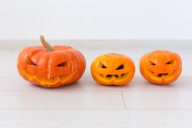 Lanterna della presa delle teste della zucca di halloween con le facce diaboliche spaventose