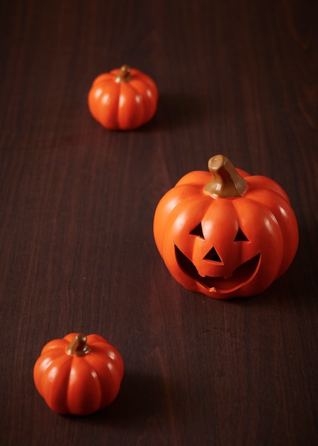 Zucca di halloween su fondo in legno vecchio