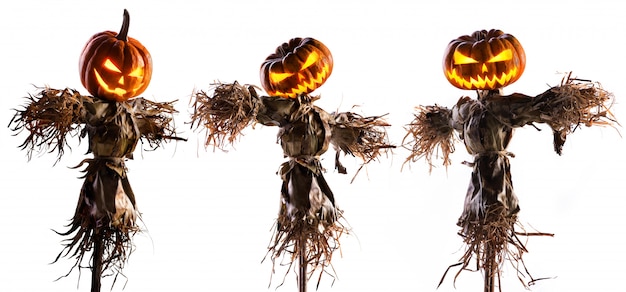 Spaventapasseri della zucca di halloween isolato su bianco