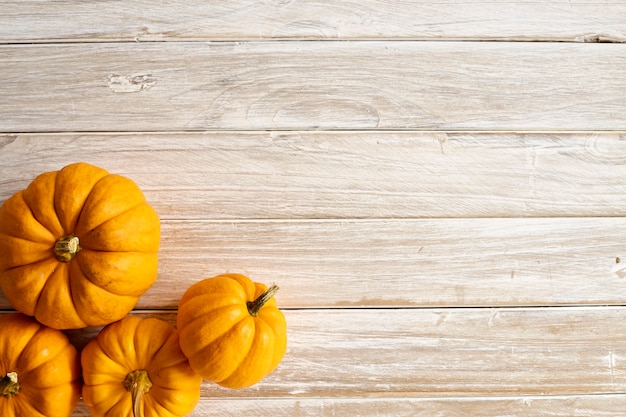 Foto zucca di halloween sul bordo di legno