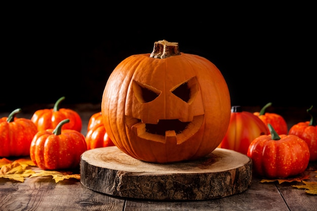 Foto zucca di halloween sul tavolo in legno e sfondo nero