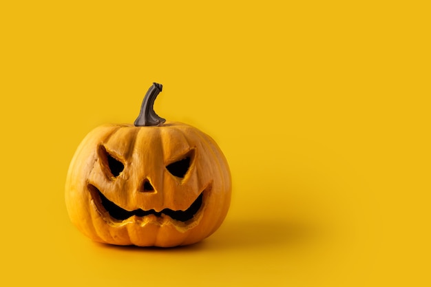 黄色の背景にハロウィーンのカボチャ