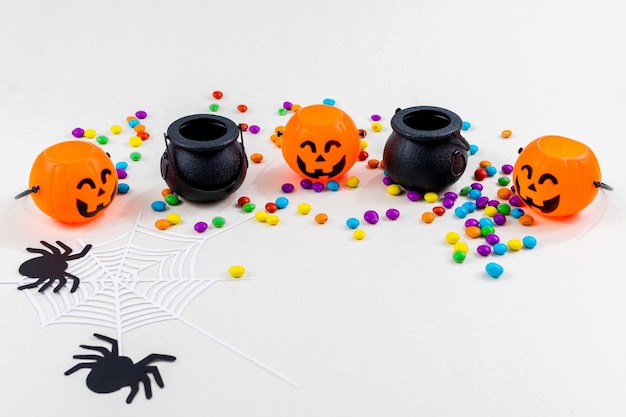 Фото Хэллоуинские тыквы, силуэты летучих мышей, силуэт паутины и бумажные пауки на белом фоне