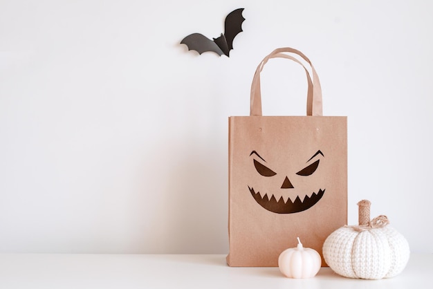 Photo halloween pumpkins bats and shopping bag happy halloween concept