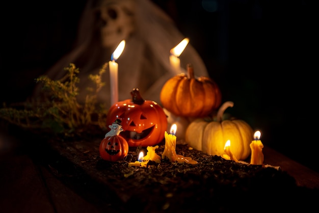 Foto zucche e candele di halloween su di legno