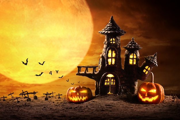 Zucche e castello di halloween spettrali nella notte della luna piena e dei pipistrelli che volano