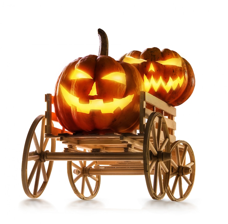Photo halloween pumpkins in farm wagon isolated on white 