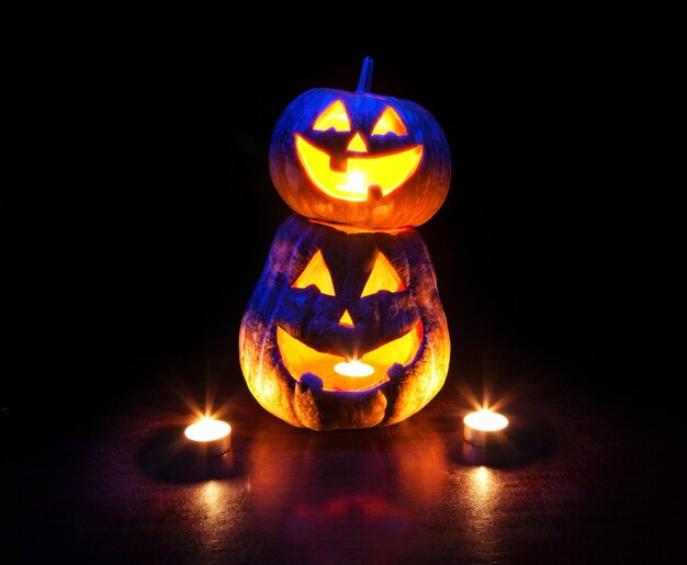 Photo halloween pumpkins glowing inside