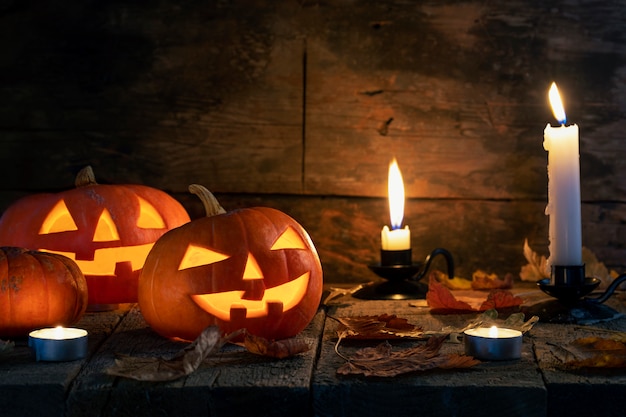 Фонарик jack o тыкв хеллоуина головной на деревянном столе.