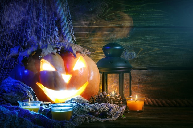 Фото Хэллоуин тыква на деревянном столе.