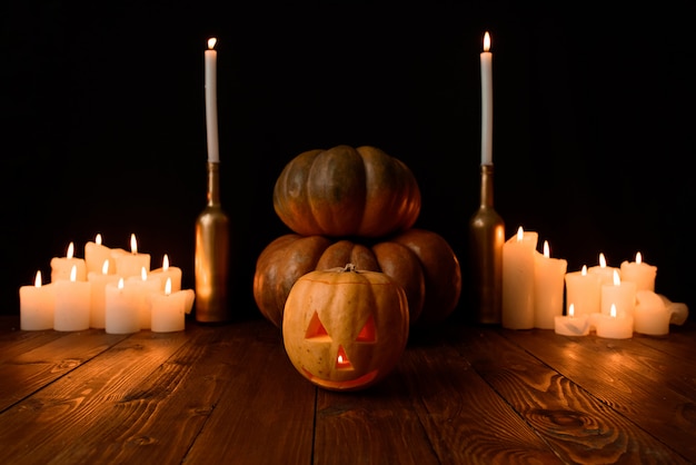 Foto zucche di halloween con candele