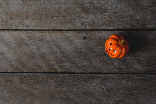 Zucche di halloween sul fondo del pavimento in legno