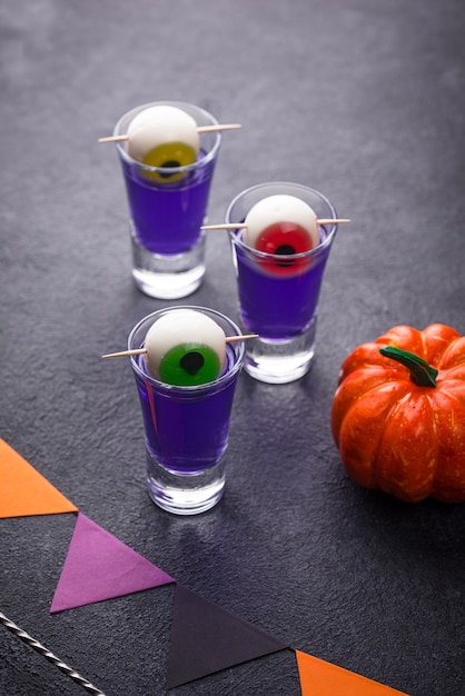 Cocktail viola di halloween con gli occhi.