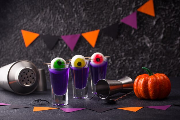 Foto cocktail viola di halloween con gli occhi