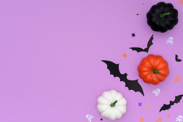 Halloween-rand gemaakt van verschillende kleuren decoratieve pompoenen en vleermuizen