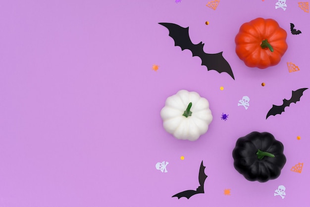 Halloween-rand gemaakt van verschillende kleuren decoratieve pompoenen en vleermuizen