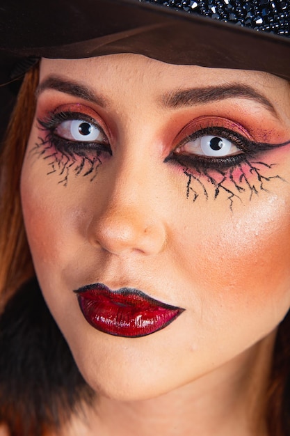 Halloween-repetitie Kaukasische vrouw die het close-upportret van het heksenkostuum draagt om make-up te tonen