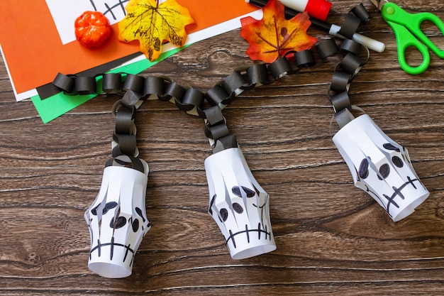 Halloween room decor paper lanterns garland skull for Halloween on a wooden table