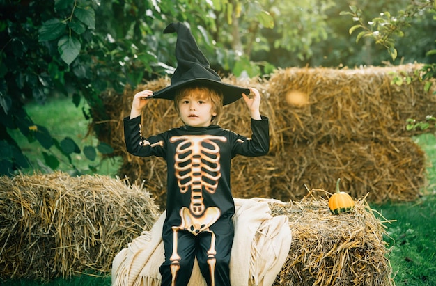 Bambino scheletro di halloween bambino divertente in costumi di carnevale all'aperto ritratto di bambino sorridente felice