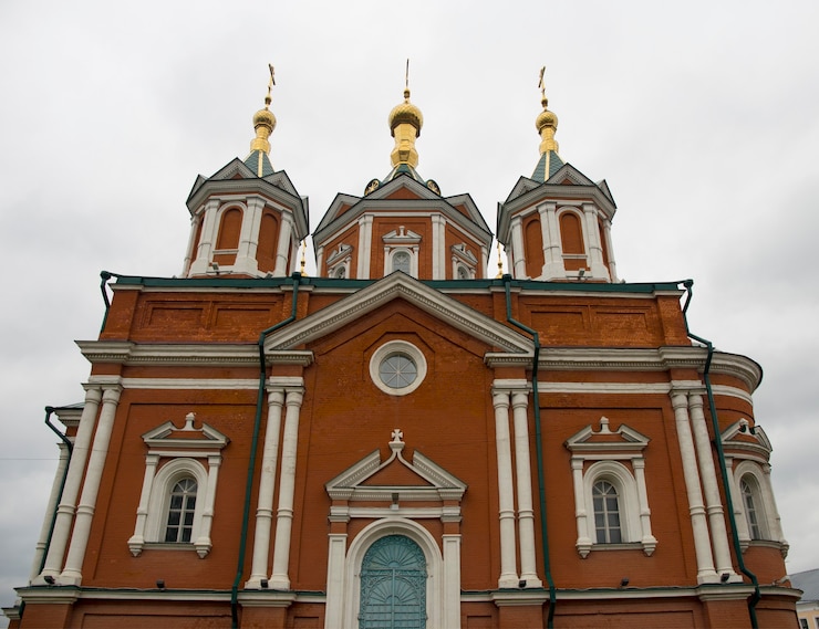 Фотография хеллоуинские скелеты в лохмотьях в темнице
