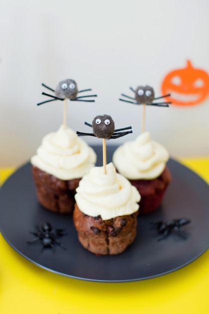 Halloween-snoepreep met snoep en gesneden pompoen op een gele tafel Halloween-feest met decoraties en eten thuis