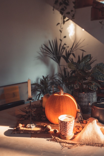 Halloween spettrale faccia di zucca in un tavolo con decorazione candele scheletro noci