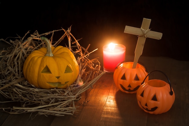 Photo halloween still life with pumpkin and candle on wood