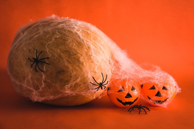 Halloween-stilleven met pompoenen en spinnen. Selectieve aandacht. Ruimte kopiëren.