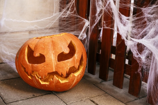 Halloween straatdecor Jack o lantern pompoen en spinnenweb in stadsstraat vakantiedecor van winkelpuien en gebouwen Herfstmarkt in de stad Ruimte voor tekst Trick or treat Happy halloween