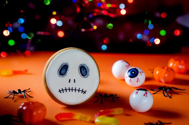 Photo halloween styled gingerbread cookies candle and spiders