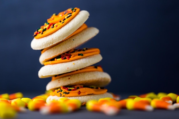 Halloween-suikerkoekjes met sinaasappelsuikerglazuur en hagelslag erop.